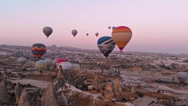 Balões de ar quente sobrevoando a paisagem montanhosa da Capadócia, Turquia. — Vídeo de Stock
