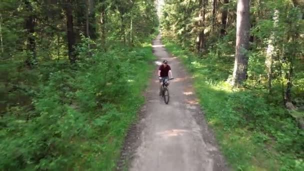 Giovane ciclista a cavallo su una bella strada — Video Stock