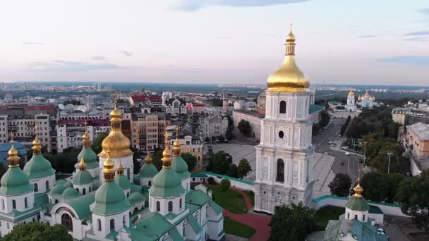 Luchtfoto van de klokkentoren en de kathedraal van Saint Sophias in de schemering Kiev, Oekraïne — Stockvideo