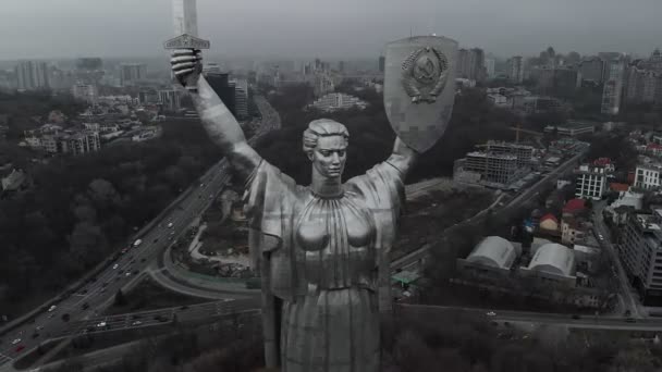 Het Moederland Monument is een monumentaal standbeeld in Kiev, de hoofdstad van Oekraïne. — Stockvideo