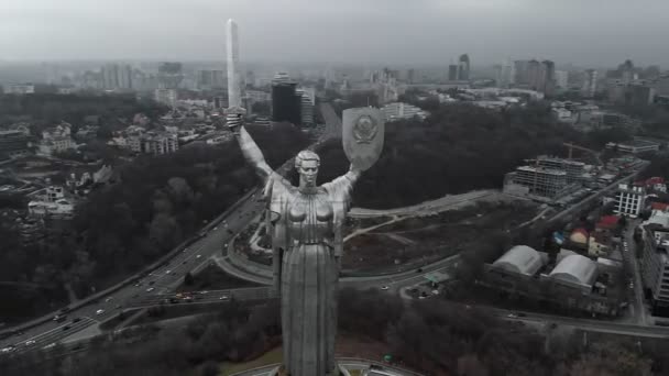 Památník vlasti je monumentální socha v Kyjevě, hlavním městě Ukrajiny. — Stock video