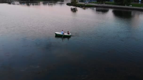 Drone aéreo vista de tiro de Nemiga e Pobeditelei avenida — Vídeo de Stock