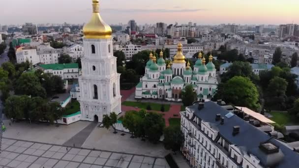 Luchtfoto van de klokkentoren en de kathedraal van Saint Sophias in de schemering Kiev, Oekraïne — Stockvideo