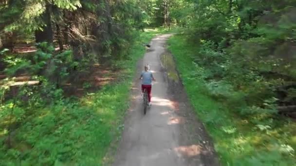 Ung cyklist rider på en fin väg — Stockvideo