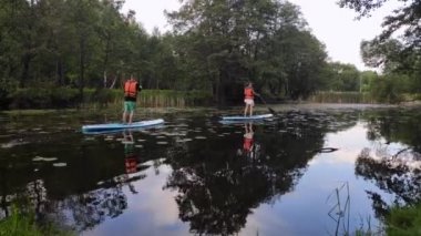 Genç çift jip kalkıyor ayağa kalk.