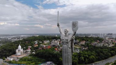 Anavatan Anıtı Ukrayna 'nın başkenti Kiev' de anıtsal bir heykeldir.. 