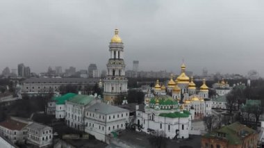 Tepedeki Kiev kiliselerinin havadan görünüşü, Ukrayna, Kyiv şehri..