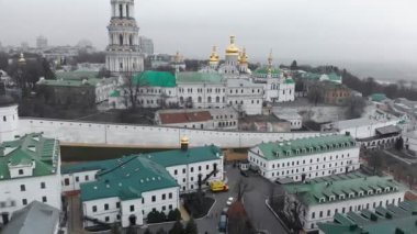 Tepedeki Kiev kiliselerinin havadan görünüşü, Ukrayna, Kyiv şehri..