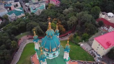 Kiev Ukrayna 'daki Saint Andrews Kilisesi ve Andreevska Caddesi.