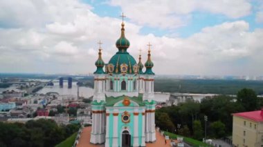 Kiev Ukrayna 'daki Saint Andrews Kilisesi ve Andreevska Caddesi.