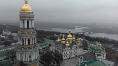 Tepedeki Kiev kiliselerinin havadan görünüşü, Ukrayna, Kyiv şehri..
