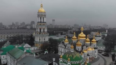 Tepedeki Kiev kiliselerinin havadan görünüşü, Ukrayna, Kyiv şehri..
