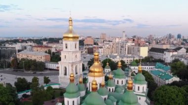 Çan kulesinin ve Ukrayna 'nın alacakaranlık Kiev kentindeki Aziz Sophias Katedrali' nin havadan görüntüsü.