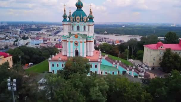 Kiev Ukrayna 'daki Saint Andrews Kilisesi ve Andreevska Caddesi. — Stok video