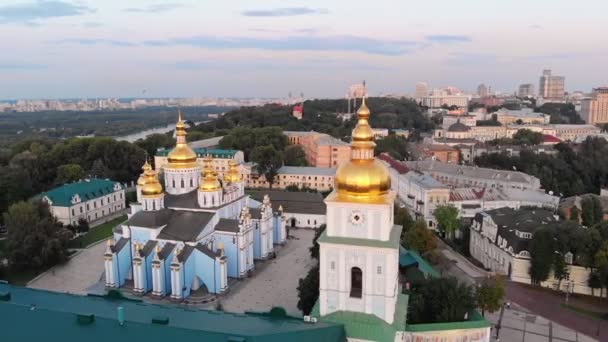 Vedere aeriană a turnului clopotniță și a Catedralei Sfântul Sofias de la amurg Kiev, Ucraina — Videoclip de stoc