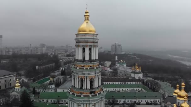 Tepedeki Kiev kiliselerinin havadan görünüşü, Ukrayna, Kyiv şehri.. — Stok video