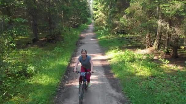 Ung cyklist rider på en fin väg — Stockvideo