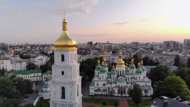 Luftaufnahme des Glockenturms und der Sophienkathedrale in der Abenddämmerung Kiew, Ukraine — Stockvideo