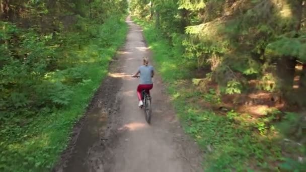 Mladý cyklista na krásné cestě — Stock video
