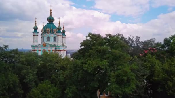 Sint Andrews kerk en Andreevska straat van boven in Kiev Oekraïne. — Stockvideo