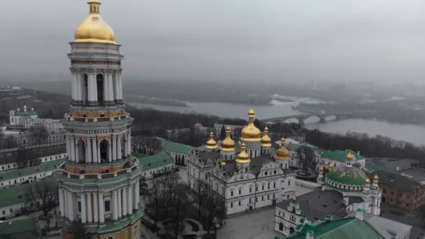 Bovenaanzicht vanuit de lucht op Kiev kerken op heuvels van boven, Kiev stad, Oekraïne. — Stockvideo