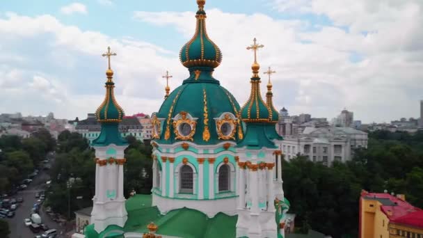 Sint Andrews kerk en Andreevska straat van boven in Kiev Oekraïne. — Stockvideo