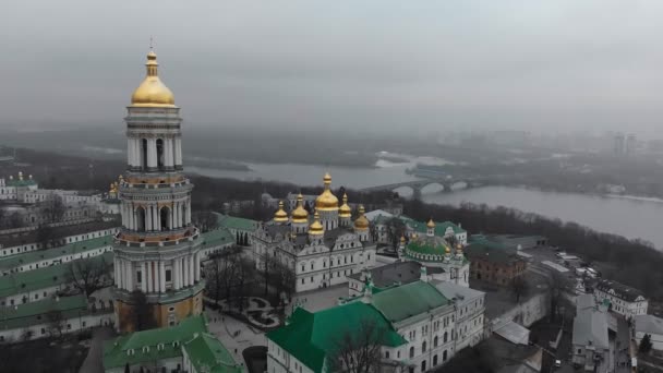 乌克兰基辅市山丘上基辅教堂的空中俯瞰. — 图库视频影像
