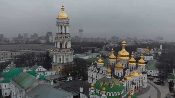 Bovenaanzicht vanuit de lucht op Kiev kerken op heuvels van boven, Kiev stad, Oekraïne. — Stockvideo