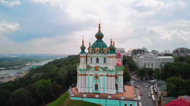 Kiev Ukrayna 'daki Saint Andrews Kilisesi ve Andreevska Caddesi. — Stok video