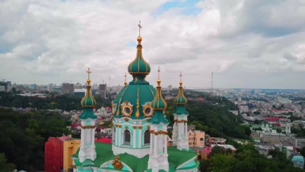 Kiev Ukrayna 'daki Saint Andrews Kilisesi ve Andreevska Caddesi. — Stok video