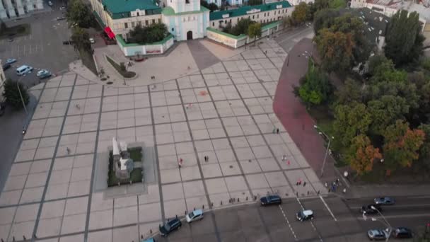 Çan kulesinin ve Ukrayna 'nın alacakaranlık Kiev kentindeki Aziz Sophias Katedrali' nin havadan görüntüsü. — Stok video