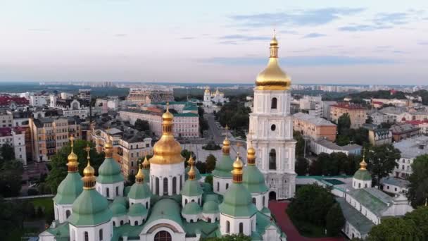 Çan kulesinin ve Ukrayna 'nın alacakaranlık Kiev kentindeki Aziz Sophias Katedrali' nin havadan görüntüsü. — Stok video