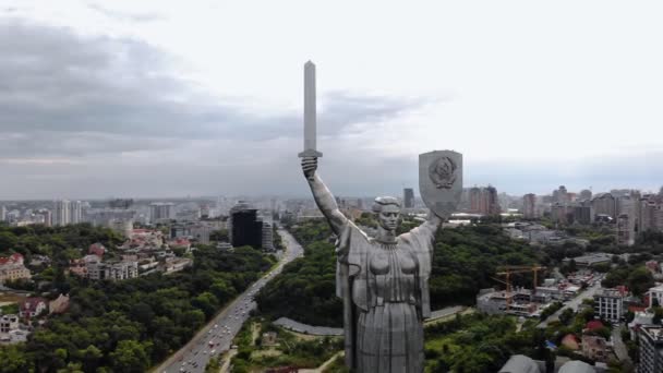 Památník vlasti je monumentální socha v Kyjevě, hlavním městě Ukrajiny. — Stock video
