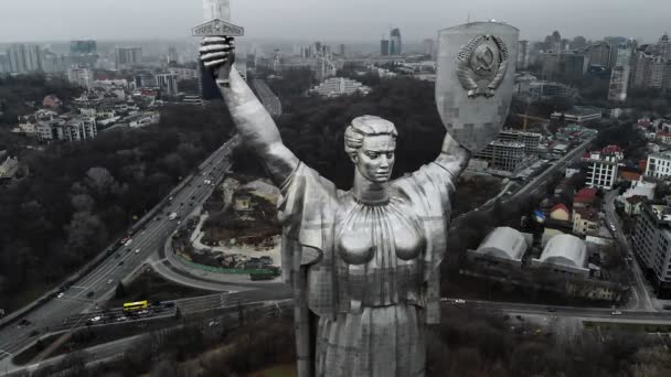 Památník vlasti je monumentální socha v Kyjevě, hlavním městě Ukrajiny. — Stock video