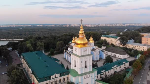 Widok z lotu ptaka na dzwonnicę i katedrę św. Zofii o zmierzchu Kijów, Ukraina — Wideo stockowe