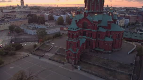 Helsingfors Uspenskis katedral utsikt över luften — Stockvideo