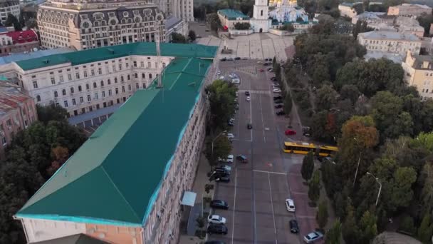 Luchtfoto van de klokkentoren en de kathedraal van Saint Sophias in de schemering Kiev, Oekraïne — Stockvideo