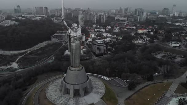 Památník vlasti je monumentální socha v Kyjevě, hlavním městě Ukrajiny. — Stock video