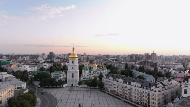 Çan kulesinin ve Ukrayna 'nın alacakaranlık Kiev kentindeki Aziz Sophias Katedrali' nin havadan görüntüsü. — Stok video