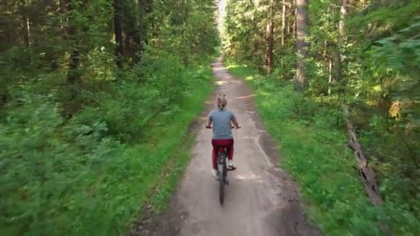 Młody rowerzysta na ładnej drodze — Wideo stockowe