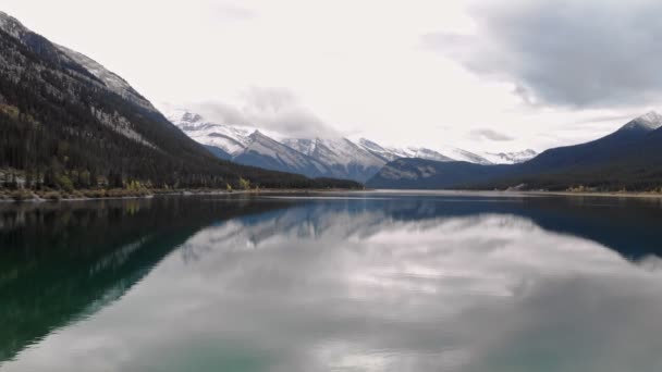 Góry Kananaskis z żółtymi drzewami — Wideo stockowe