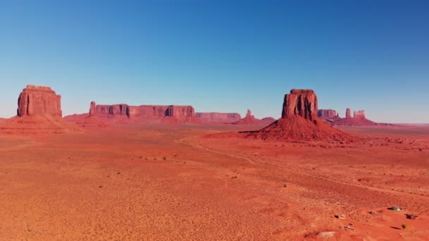 Monumento a las formaciones rocosas del valle en tierra Navajo — Vídeos de Stock