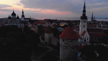 Tallinn hava manzarası eski kasabanın üzerinde