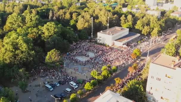 Luchtfoto over aanhangers van presidentskandidaat — Stockvideo