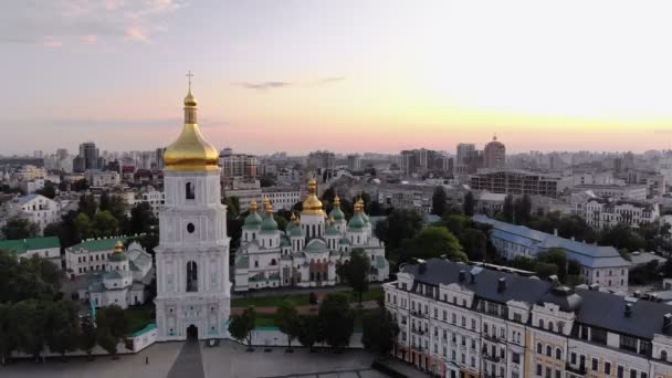 Luchtfoto van de klokkentoren en de kathedraal van Saint Sophias in de schemering Kiev, Oekraïne — Stockvideo