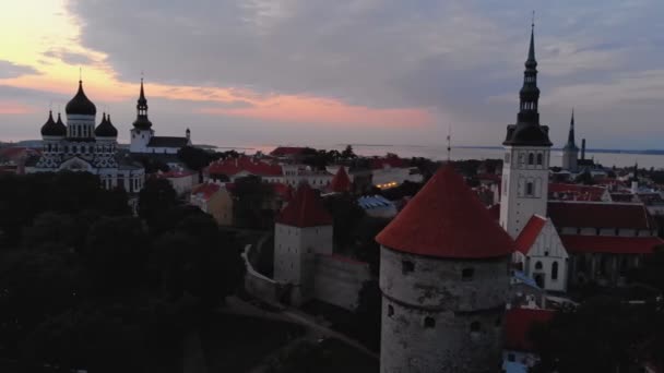 Vista aérea de Tallin sobre el casco antiguo — Vídeos de Stock