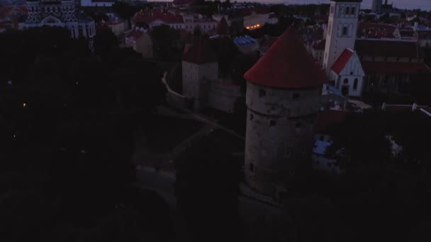 Vista aérea de Tallin sobre el casco antiguo — Vídeos de Stock
