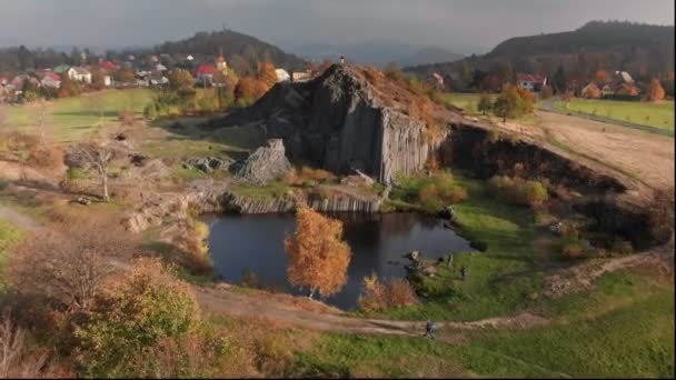 Basalt är en extruderande vulkanisk sten — Stockvideo