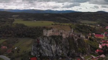 Hava görüntüsü Beckov Kalesi Slovakya