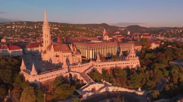 布达佩斯马蒂亚斯教堂和渔民堡垒 — 图库视频影像